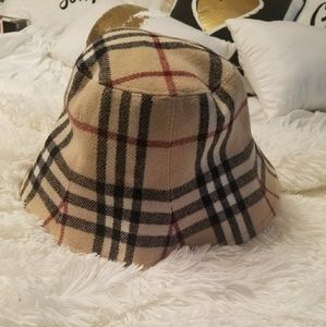 Burberry classic plaid NOVA Check wool bell hat